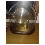 Horloge avec dome en verre
