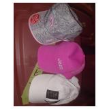 3 Casquettes neuves