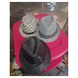 3 Chapeaux
