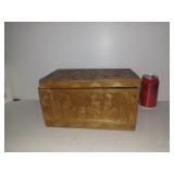 Coffre en bois sculpté