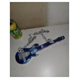 Guitare fait avec des canettes