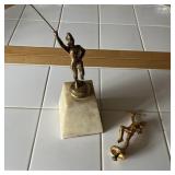 Trophï¿½e pied en marbre et tï¿½te de trophï¿½e