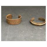 2 Bracelets