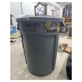 Brute Rubbermaid Plastic Trash Barrel w/Lid