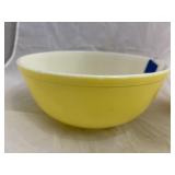 Vintage Pyrex Primary Yellow 2.5 Quart 1950s