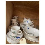 Christmas Wreath Plates Cups & Serving Dishes