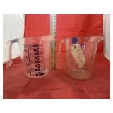 2pc -Plastic Rubbermaid Measuring Cups