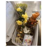 Tote w/Faux Flowers & Fall Dï¿½cor