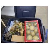 Christmas Dï¿½cor in Plastic Bin w/Lid