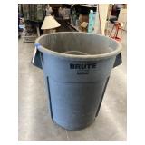 Brute Rubbermaid 50 gal trash can