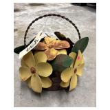 Metal Flower Basket Dï¿½cor
