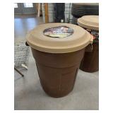 Roughneck Rubbermaid Tash Bin w/lid