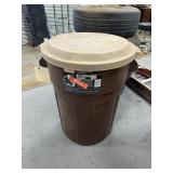 Roughneck Rubbermaid Tash Bin w/lid