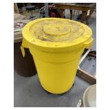 Plastic Trash Can w/Lid on Wheels