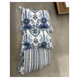 2 Pillows & Comforter Sz Unk