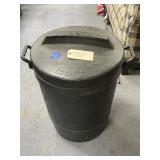 Gott Plastic Trash Bin w/Lid & Birdseed
