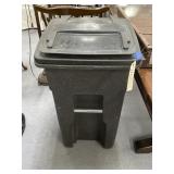Plastic Trash Bin w/Lid on Wheels