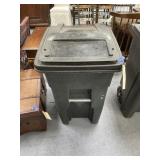 Plastic Trash Bin w/Lid on Wheels