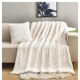 Yusoki White Faux Throw Blanket, Approx 78'x60',