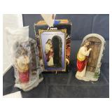 2 Jesus figurines