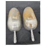 2 metal scoops