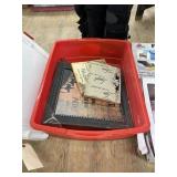 Tote w/Assorted Wall & Yard Dï¿½cor