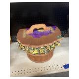 basket w/wooden lid