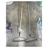 2 Metal rakes