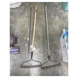 2 Metal rakes