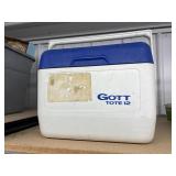 Gott  Insulated Tote 12 w/5 Plastic Tumblers