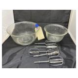 2 GE Nesting Mixing Bowls & 5 Metal Beaters