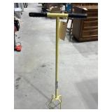 Garden soil hand tiller