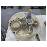 Tupperware Pie Keeper w/Oriental Cups