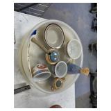 Tupperware Pie Keeper w/Oriental Cups