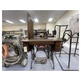 Singer Sewing Machine in Cabinet G5034666