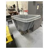 Rubbermaid Plastic Wheeled Cart/Bin