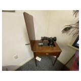 Vintage Singer Sewing Machine w/Cabinet