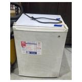 GE Mini Fridge 18'L x 18'W x 25'H