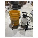 Pump Sprayer in Plastic 6 Gal Bucket