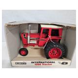 International 1568 w/Cab - Duals