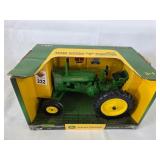 JD G Tractor