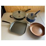 Group of 4 Pans & 2 Lids