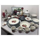 Casuals Apple Dish Set