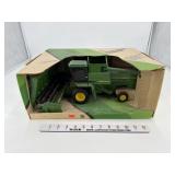 John Deere Combine 1/16 Ertl