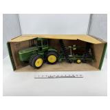 John Deere Tractor and Disk 1/16 Ertl: #599
