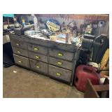 Workbench with vice