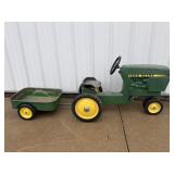 John Deere Ertl 320 pedal tractor w/ wagon