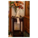 ANTIQUE TABLE W/ FLOWER VASE