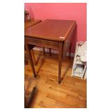 Drop leaf table