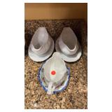 3 gravy boats